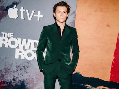 Tom Holland im grünen Anzug bei der "The Crowded Room" Premiere