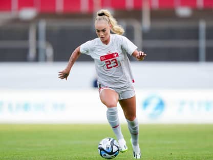 Alisha Lehmann auf dem Platz mit Ball