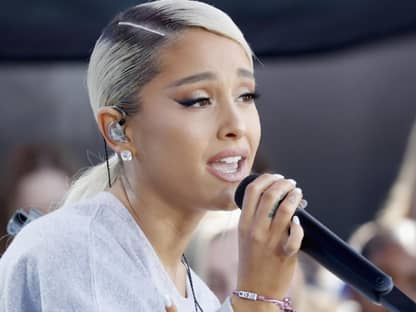 Ariana Grande mit Mikrofon in der Hand