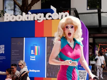 Booking.com Reisebild mit Dragqueen