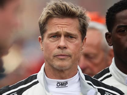 Brad Pitt mit ernstem Gesichtsausdruck