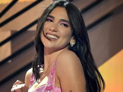 Dua Lipa grinst