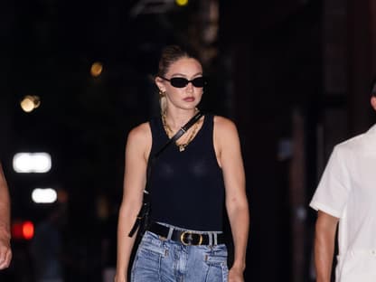 Gigi Hadid mit Sonnenbrille auf