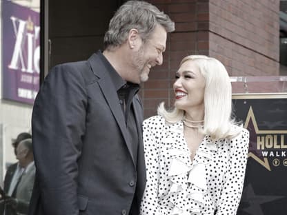 Blake Shelton und Gwen Stefani lachen zusammen