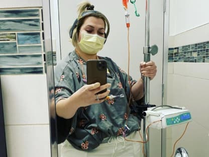 Influencerin Haley Odlozil im Krankenhaus.