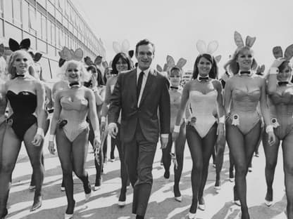 Hugh Hefner mit Playboy-Bunnys 1960