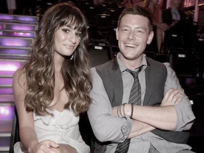 Lea Michele und Cory Monteith sitzen zusammen