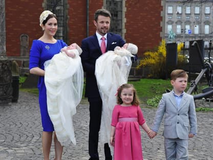 Prinzessin Mary, Prinz Frederik, Prinzessin Isabella und Prinz Christian bei der Taufe von den Zwillingen Vincent und Josephine.