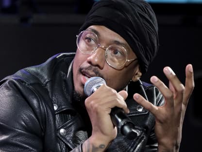 Nick Cannon spricht angeregt ins Mikrofon