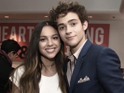 Olivia Rodrigo und Joshua Bassett stehen Arm in Arm