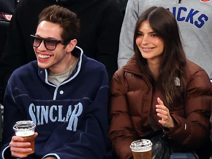 Emily Ratajkowski und Pete Davidson sehen sich ein Basketballspiel zusammen an