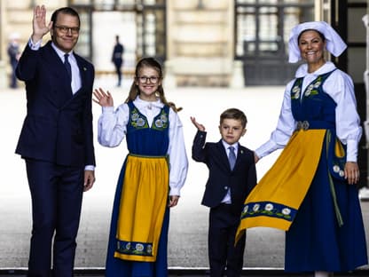 Prinz Daniel und Prinzessin Victoria mit Prinzessin Estelle und Prinz Oscar. 