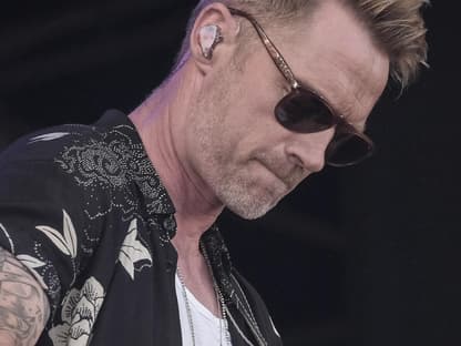 Ronan Keating schaut traurig nach unten