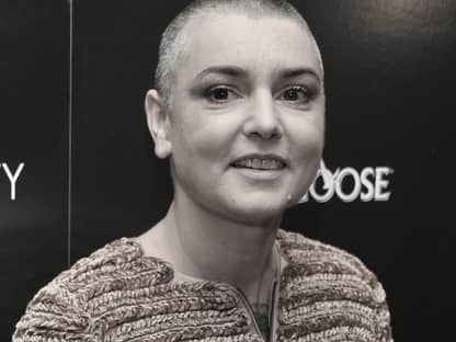 Sinéad O'Connor lächelt