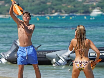 Sylvie Meis mit Sohn Damian Van der Vart im Urlaub spielt Ping Pong am Strand in Badekleidung