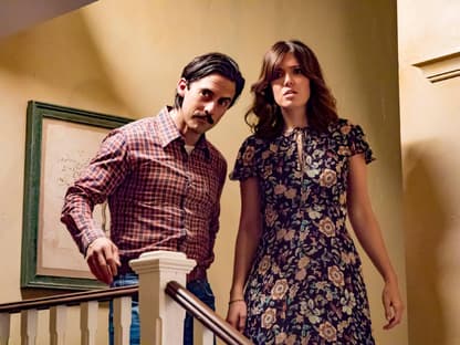 Milo Ventimiglia und Mandy Moore stehen auf der Treppe