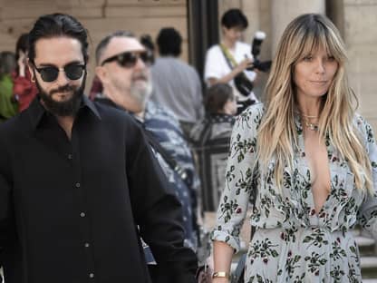 Tom Kaulitz und Heidi Klum sehen zu Boden