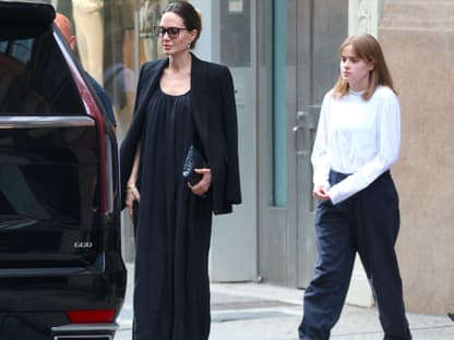 Vivienne Jolie-Pitt im August 2023 mit ihrer Mutter Angelina Jolie in Soho, New York