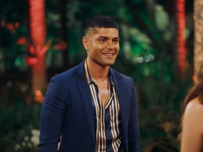 Adrian Alian steht bei "Die Bachelorette" vor Jennifer Saro