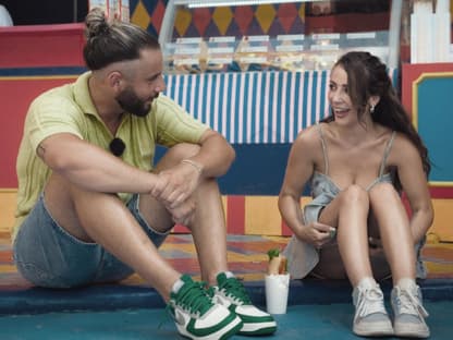 Kaan und Jennifer Saro unterhalten sich bei "Die Bachelorette"