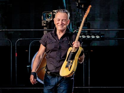 Bruce Springsteen hält eine Gitarre in der Hand