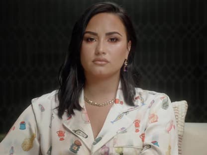 Demi Lovato blickt traurig in die Kamera