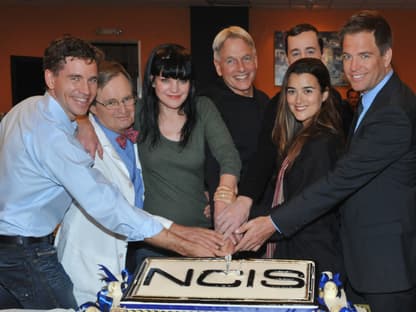 "Navy CIS" Cote de Pablo mit Cast und Jubiläumstorte