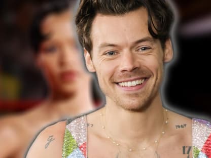 Harry Styles lächelt, im Hintergrund ist Taylor Russell verschwommen