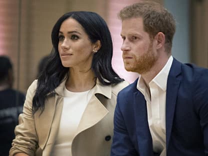 Herzogin Meghan und Prinz Harry sehen besorgt aus