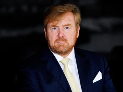 König Willem-Alexander schaut ernst.