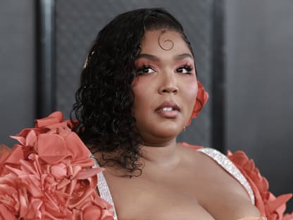 Lizzo guckt ernst