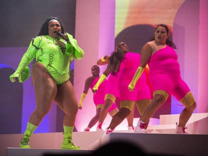 Lizzo mit Tänzerinnen auf der Bühne