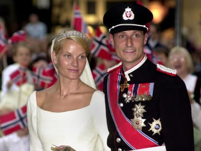 Prinzessin Mette-Marit und ihr Prinz Haakon bei ihrer Hochzeit im Jahr 2001. 