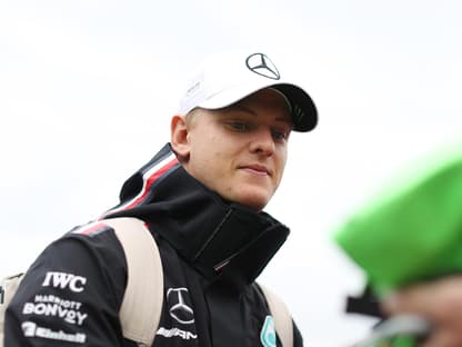 Mick Schumacher mit Cap auf