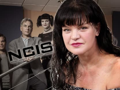 Pauley Perrette vor dem "Navy CIS"-Logo