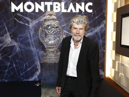 Reinhold Messner vor einem Montblanc-Logo