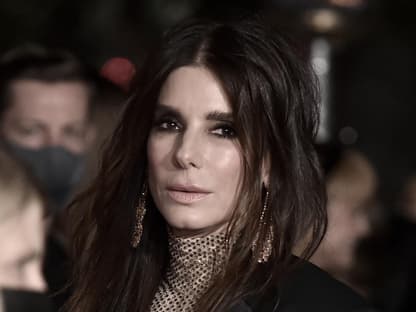 Sandra Bullock schaut traurig.