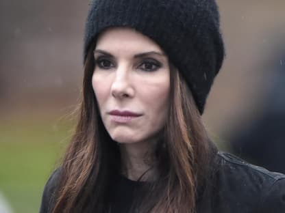 Sandra Bullock guckt traurig