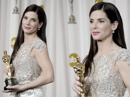 Sandra Bullock posiert mit dem Oscar für "The Blind Side"