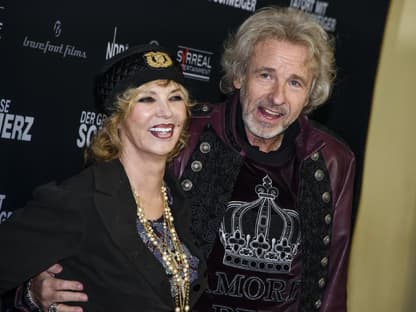 Thomas Gottschalk steht Arm in Arm mit Ex-Frau Thea Hauer