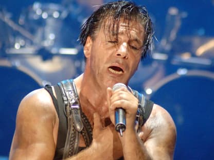 Till Lindemann singt mit geschlossenen Augen