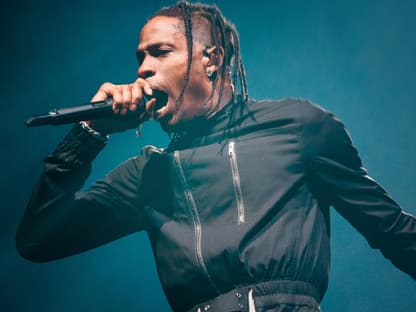 Travis Scott schreit ins Mikrofon