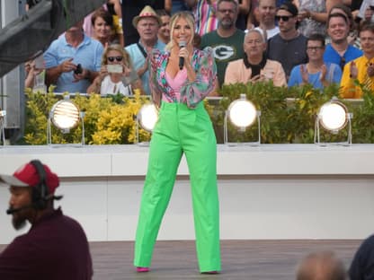 Beatrice Egli in grüner Hose bei "ZDF-Fernsehgarten"