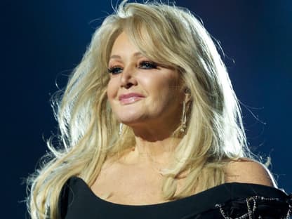 Bonnie Tyler vor blauen Hintergrund