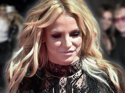 Britney Spears, im Hintergrund verschwommene Bilder mit Madonna und Elton John