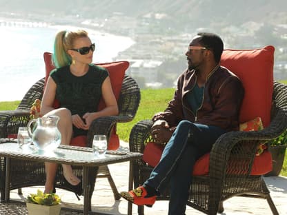 Britney Spears und will.i.am sitzen sich in Sesseln gegenüber