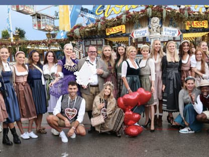 Gruppenbild: Cathy Hummels' Wiesenbummel 2023 auf dem Münchner Oktoberfest