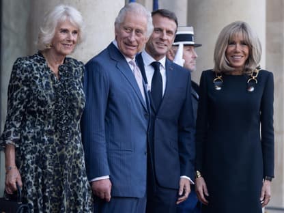 Königin Camilla, König Charles, Emmanuel Macron und Brigitte Macron stehen nebeneinander.