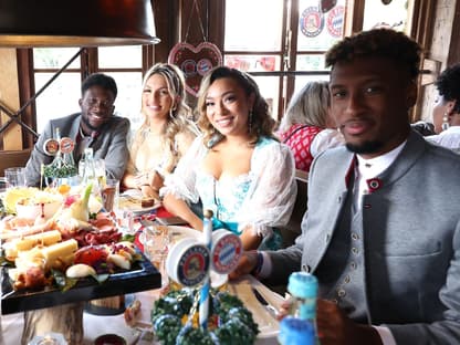  Die FC-Bayern-Stars Alphonso Davies und Kingsley Coman mit ihren Freundinnen auf dem Oktoberfest 2023 