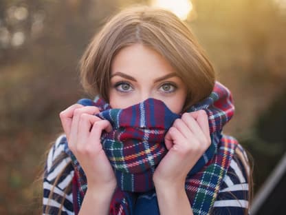 Frau mit wasserfester Mascara im Herbst